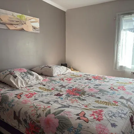 Maisonnette Au Pied Du Marche Et 300 M De La *
