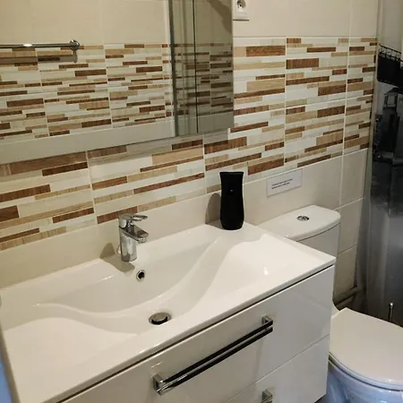 Maisonnette Au Pied Du Marche Et Proche De La דירה *