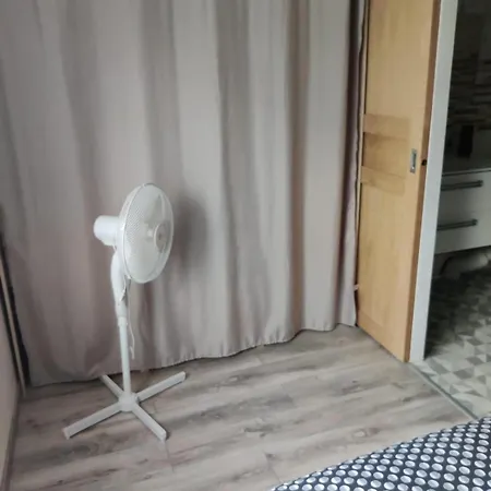 Maisonnette Au Pied Du Marche Et Proche De La *